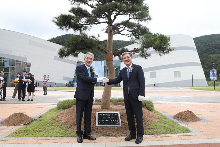 경남교육청 미래교육원 개원식. 왼쪽부터 박종훈경남교육감, 오태완 의령군수. *재판매 및 DB 금지