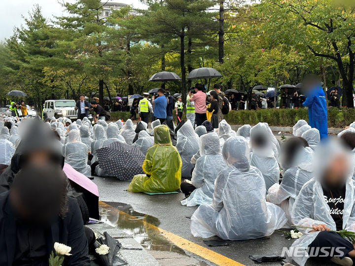 [대전=뉴시스] 김도현 기자 = 악성 민원으로 극단적 선택을 한 대전의 한 교사를 기리기 위해 15일 오후 대전 서구 교육청 인근에서 열린 추모제에 설동호 대전시 교육감이 단상에 오르자 참가자들이 등을 돌린 채 '내려와'를 연신 외치고 있다. 2023.0915. photo@newsis.com