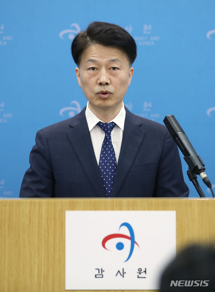 [서울=뉴시스] 김진아 기자 = 최달영 감사원 제1사무차장이 15일 서울 종로구 감사원에서 주요 국가통계 작성 및 활용실태 수사요청 관련 발표를 하고 있다. 감사원은 감사결과 대통령비서실과 국토교통부 등은 통계 작성기관인 통계청과 한국부동산원을 직·간접적으로 압박해 통계수치를 조작하거나 통계서술정보를 왜곡하게 하는 등의 불법행위를 했다고 밝혔다. 2023.09.15. bluesoda@newsis.com