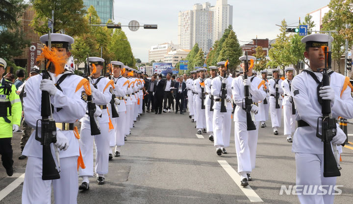 [인천=뉴시스] 전진환 기자 = 제73주년 인천상륙작전 전승기념 호국보훈 거리행진이 열린 15일 오후 인천 중구 경인로에서 해군 의장대가 행진을 하고 있다. 2023.09.15. amin2@newsis.com