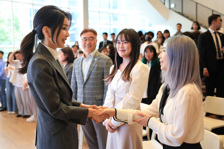 [서울=뉴시스] 윤석열 대통령 부인 김건희 여사가 15일 서울 중구 커뮤니티하우스 마실에서 열린 '괜찮아, 걱정마' 마음건강을 위한 대화에서 참석자들을 위로하고 있다. 마음건강을 위한 대화는 정신건강 활동가, 자살시도 후 회복자, 자살예방 서포터즈, 자살 유족, 자살위기극복 특별위원회 위원 등이 참석했다. (사진=대통령실 제공) 2023.09.15. photo@newsis.com *재판매 및 DB 금지