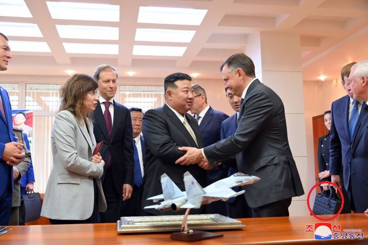 [서울=뉴시스] 김정은 북한 국무위원장이 15일 러시아 하바롭스크주 콤소몰스크나아무레시의 유리 가가린 전투기 공장을 방문했다고 조선중앙통신이 16일 보도했다. 해당 사진에서 김여정 부부장이 크리스찬 디올로 추정되는 명품백을 든 장면이 포착됐다. (사진=조선중앙통신 캡쳐) 2023.09.16. *재판매 및 DB 금지