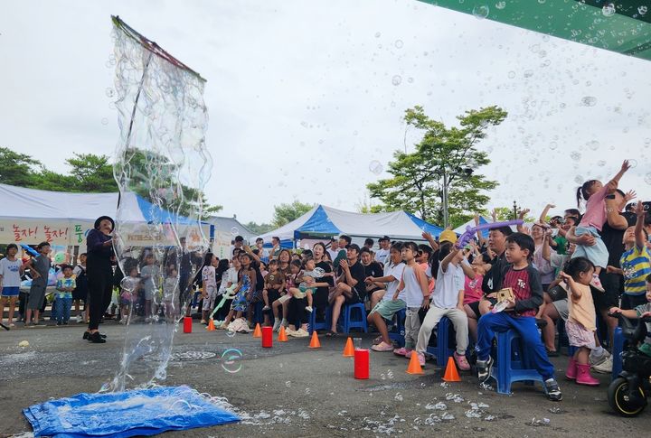 [괴산=뉴시스] 강신욱 기자 = 16일 오후 충북 괴산군 괴산읍 검승리 괴강관광지 불빛공원 광장에서 열린 괴강 불빛·핫·MZ 페스티벌에서 버블쇼가 펼쳐지고 있다. (사진=중원청소년문화복지센터 제공) 2023.09.16. photo@newsis.com *재판매 및 DB 금지