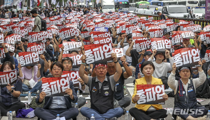 [서울=뉴시스] 정병혁 기자 = 지난 9월16일 서울 용산구 남영역 인근에서 열린 공공운수노조 공동파업, 철도노조 총파업 승리 결의대회에 참가한 철도노조 조합원들이 피켓을 들고 구호를 외치고 있다. 2023.11.03. jhope@newsis.com