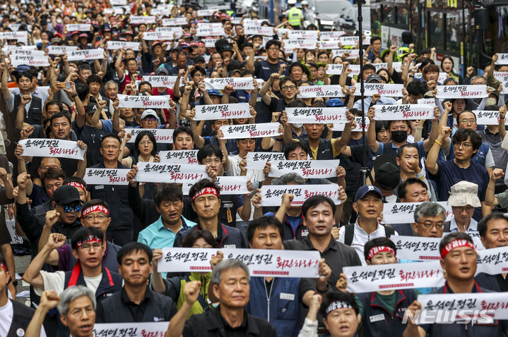 [서울=뉴시스] 정병혁 기자 = 16일 서울 용산구 남영역 인근에서 열린 윤석열 정권 퇴진 3차 범국민대회에서 참가자들이 구호를 외치고 있다. 2023.09.16. jhope@newsis.com