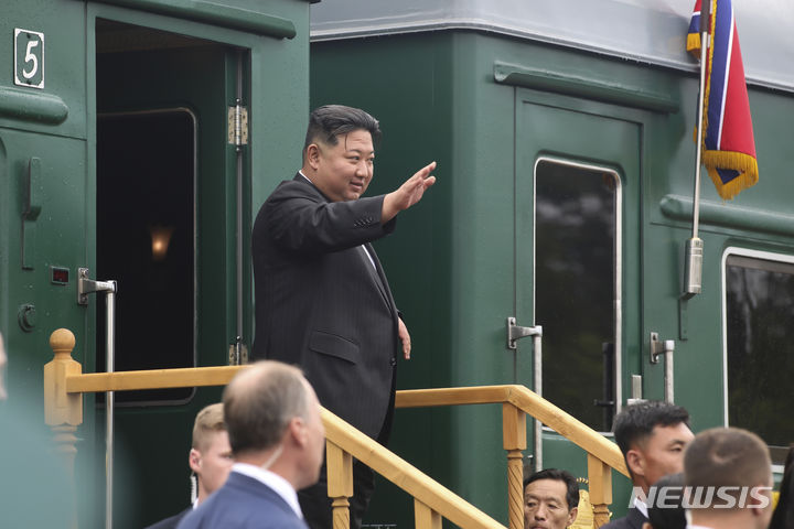 [블라디보스토크=AP/뉴시스] 김정은 북한 국무위원장이 17일(현지시간) 러시아 방문을 마치고 연해주 블라디보스토크 인근에 있는 아르템 기차역에서 전용 열차를 타고 귀국 길에 오르며 손을 흔들고 있다. 2023.09.17.