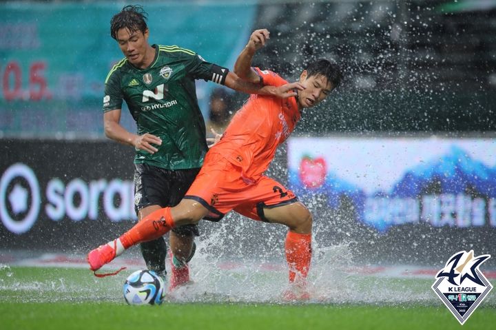 [서울=뉴시스]전북-강원 수중전. 2023.09.16. (사진=한국프로축구연맹 제공) *재판매 및 DB 금지