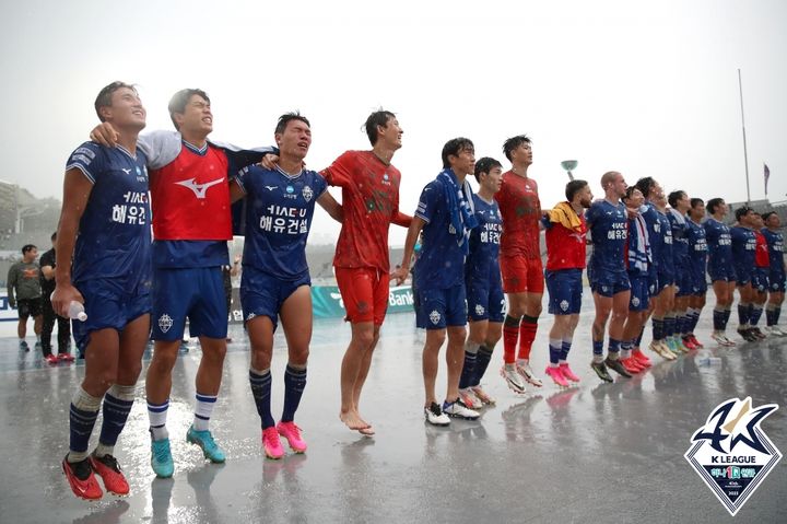 [서울=뉴시스]수중전 승리한 충남아산. 2023.09.17. (사진=한국프로축구연맹 제공) *재판매 및 DB 금지