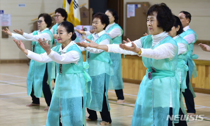 [대구=뉴시스] 이무열 기자 = 17일 대구 북구 대구복합스포츠타운 다목적체육관에서 열린 ‘2023 대구시민 생활체육대축전’ 국학기공 종목에 출전한 어르신들이 갈고닦은 기량을 펼치고 있다. 2023.09.17. lmy@newsis.com