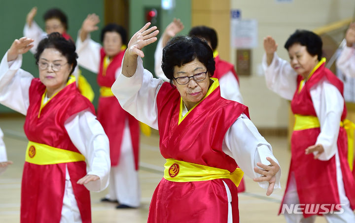 [대구=뉴시스] 이무열 기자 = 17일 대구 북구 대구복합스포츠타운 다목적체육관에서 열린 ‘2023 대구시민 생활체육대축전’ 국학기공 종목에 출전한 어르신들이 갈고닦은 기량을 펼치고 있다. 2023.09.17. lmy@newsis.com