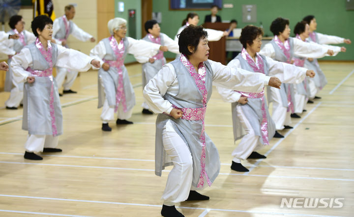 [대구=뉴시스] 이무열 기자 = 17일 대구 북구 대구복합스포츠타운 다목적체육관에서 열린 ‘2023 대구시민 생활체육대축전’ 국학기공 종목에 출전한 어르신들이 갈고닦은 기량을 펼치고 있다. 2023.09.17. lmy@newsis.com