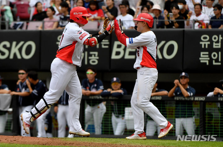 [광주=뉴시스] 신대희 기자 = 17일 오후 광주 북구 광주-기아챔피언스필드에서 열린 2023 프로야구 KIA타이거즈와 두산 베어스의 경기, 5회말 2사 주자 1루에서 KIA 나성범이 투런 홈런을 치고 홈에서 최원준과 기뻐하고 있다.  2023.09.17. sdhdream@newsis.com