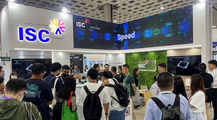 대만 타이베이에서 열린 반도체 전시회 세미콘 타이완 2023 관람객들이 ISC 부스에서 제품 설명을 듣는 모습. (사진=ISC). *재판매 및 DB 금지