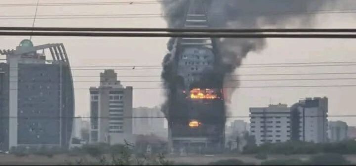 [서울=뉴시스] 수단의 수도 하르툼의 상징적 건물인 그레이터 나일 석유 회사 타워에 화재가 일어난 영상이 소셜미디어에 올라왔다고 17일(현지시간) 영국 BBC가 보도했다. 사진은 'X'(옛 트위터)에 올라온 그레이터 나일 석유 회사 타워의 모습. 2023.09.18. *재판매 및 DB 금지