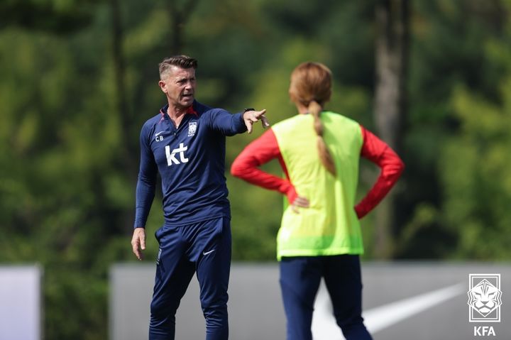 [서울=뉴시스] 콜린 벨 감독이 이끄는 여자 축구 대표팀이 18일 오전 파주NFC에서 2022 항저우 아시안게임 대비 훈련을 진행하고 있다. (사진=대한축구협회) *재판매 및 DB 금지 *재판매 및 DB 금지