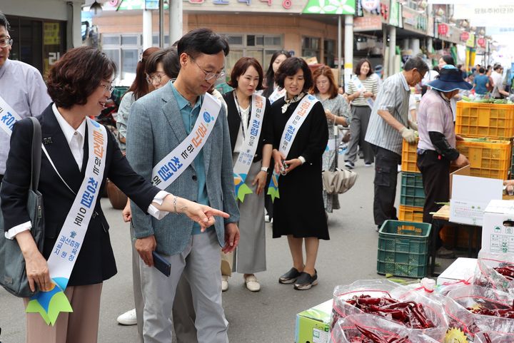 [괴산=뉴시스] 강신욱 기자 = 충북 괴산증평교육지원청 안순자(왼쪽) 교육장과 교직원들이 추석을 앞두고 18일 괴산전통시장과 상가 등을 방문해 장보기와 민원·청렴 캠페인을 하고 있다. (사진=괴산증평교육지원청 제공) 2023.09.18. photo@newsis.com *재판매 및 DB 금지