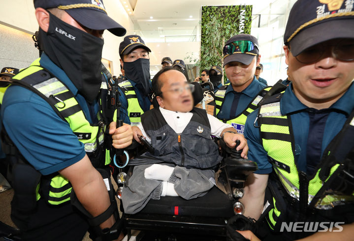 [서울=뉴시스] 황준선 기자 = 18일 오전 서울 중구 장애인고용공단 서울지역본부에서 점거농성을 벌이던 전국장애인차별철폐연대(전장연) 회원이 경찰에 의해 연행되고 있다. 2023.09.18. hwang@newsis.com