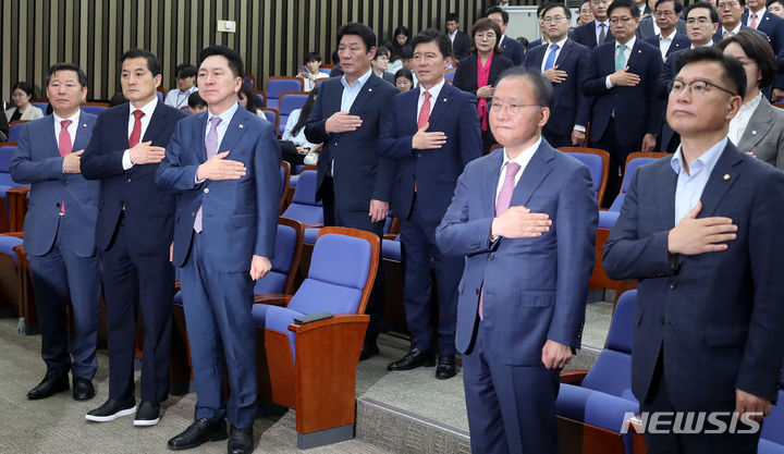 국민의례하는 국민의힘. [서울=뉴시스] 추상철 기자 = 김기현 국민의힘 당 대표를 비롯한 의원들이 18일 오전 서울 여의도 국회에서 열린 의원총회에서 국민의례를 하고 있다. 2023.09.18. scchoo@newsis.com