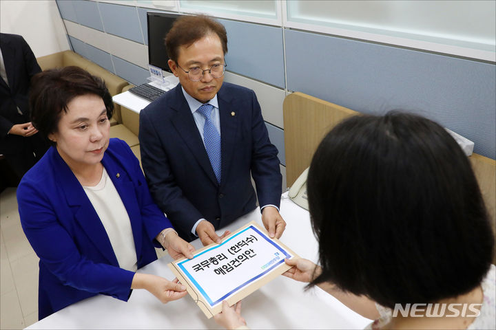 [서울=뉴시스] 이영환 기자 = 더불어민주당 송기헌 원내수석부대표, 정춘숙 원내정책수석부대표가 18일 오전 서울 여의도 국회 의안과에서 한덕수 국무총리 해임건의안을 제출하고 있다. (공동취재사진) 2023.09.18. photo@newsis.com