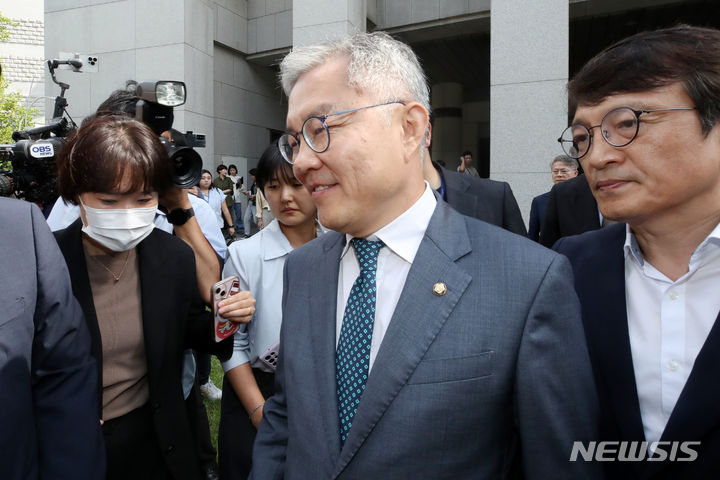 [서울=뉴시스] 조성우 기자 = 조국 전 법무부장관 아들에게 허위로 인턴증명서를 발급했다는 혐의를 받는 최강욱 더불어민주당 의원이 18일 오후 서울 서초구 대법원 대법정에서 열린 전원합의체 선고에서 징역형 집행유예 판결을 받고 나오고 있다. 최 의원은 대법원 판결로 의원직을 상실했다. 2023.09.18. xconfind@newsis.com