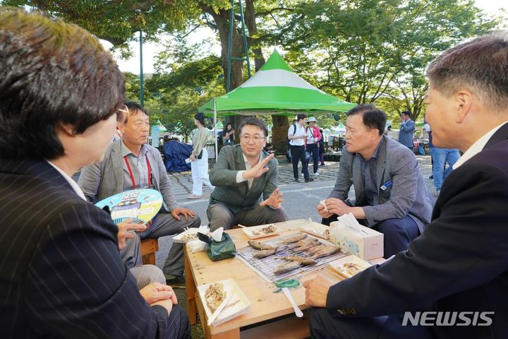 [영광=뉴시스]중소벤처기업부 오기웅 차관은 지난 18일 굴비골영광시장에서 소상공인, 전통시장 상인들과 소통하고 수산물 시식 및 굴비 등도 구매했다.