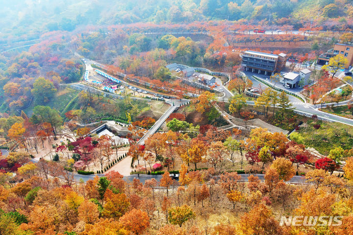 [창원=뉴시스] 경남 진주시 월아산 숲속의진주.(사진=경남도 제공) 2023.09.19. photo@newsis.com