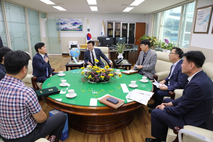 [여수=뉴시스] 박복재 전남대학교 여수부총장, 정기명 여수시장, 장갑종 여수국가산단공장장협의회장 등이 여수시청 시장실에서 대화하고 있다. 전남대 제공 *재판매 및 DB 금지