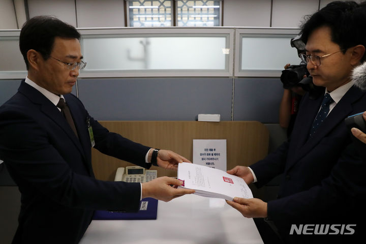 [서울=뉴시스] 이영환 기자 = 법무부 관계자가 19일 오전 서울 여의도 국회 의안과에서 이재명 더불어민주당 대표에 대한 체포동의안을 접수하고 있다. 2023.09.19. 20hwan@newsis.com