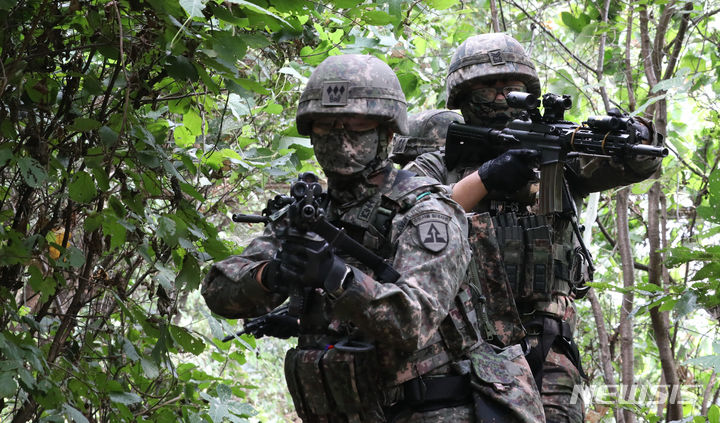 [서울=뉴시스] 최진석 기자 = 19일 서울 한 정수센터 인근에서 2023 화랑훈련에 참가한 52사단 군장병들이 급속헬기로프 하강 후 수색정찰을 하고 있다. 2023.09.19. myjs@newsis.com