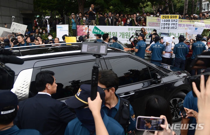 [서울=뉴시스] 추상철 기자 = 19일 오후 문재인 전 대통령이 탄 차량이 이재명 더불어민주당 대표가 입원한 서울 중랑구 녹색병원을 빠져 나가고 있다. (공동취재사진) 2023.09.19. photo@newsis.com