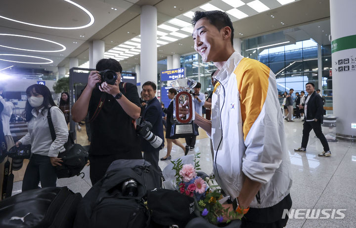 [인천공항=뉴시스] 정병혁 기자 = '2023 세계육상연맹 다이아몬드리그 파이널' 남자 높이뛰기 경기에서 우승을 차지한 우상혁이 19일 인천국제공항 1터미널을 통해 귀국하고 있다. 2023.09.19. jhope@newsis.com