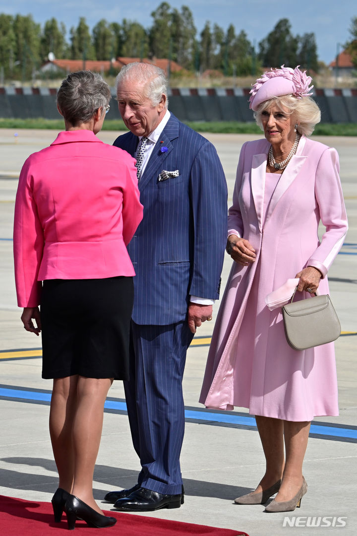 [파리=AP/뉴시스] 찰스 3세 영국 국왕과 커밀라 왕비가 20일(현지시간) 프랑스 파리 오를리 공항에 도착해 엘리자베스 보른 프랑스 총리의 영접을 받고 있다. 2023.09.22.