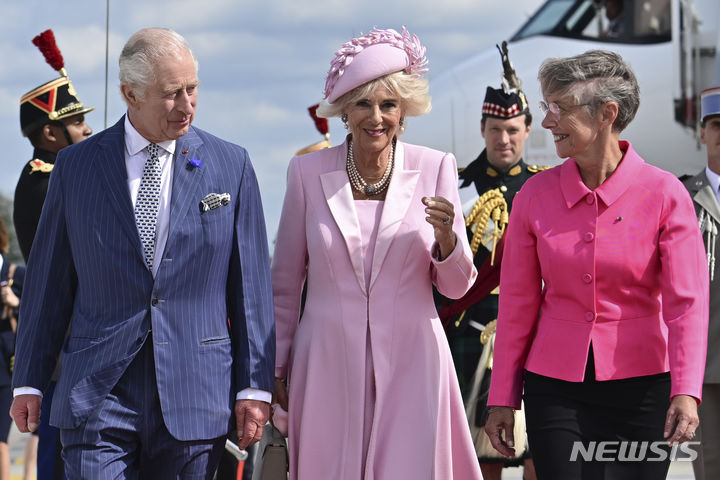 [파리=AP/뉴시스] 찰스 3세(왼쪽부터) 영국 국왕과 커밀라 왕비가 20일(현지시간) 프랑스 파리 오를리 공항에 도착해 엘리자베스 보른 프랑스 총리의 영접을 받고 있다. 2023.09.22.