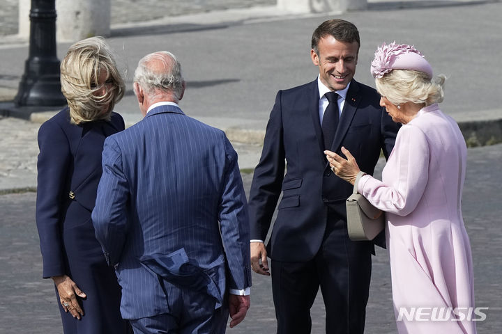 [파리=AP/뉴시스] 찰스 3세 영국 국왕과 커밀라 왕비가 20일(현지시간) 프랑스 파리 개선문에서 열린 환영식에 참석해 에마뉘엘 마크롱 프랑스 대통령과 브리지트 마크롱 여사와 인사하고 있다. 2023.09.22.
