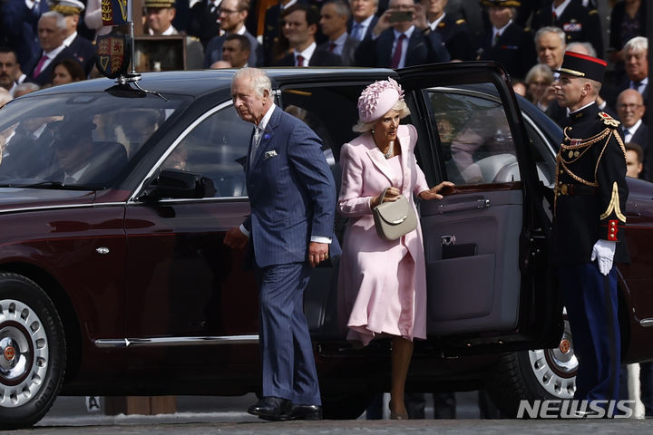 [파리=AP/뉴시스] 찰스 3세 영국 국왕과 커밀라 왕비가 20일(현지시간) 프랑스 파리 개선문에서 열린 환영식에 참석하고 있다. 2023.09.22.