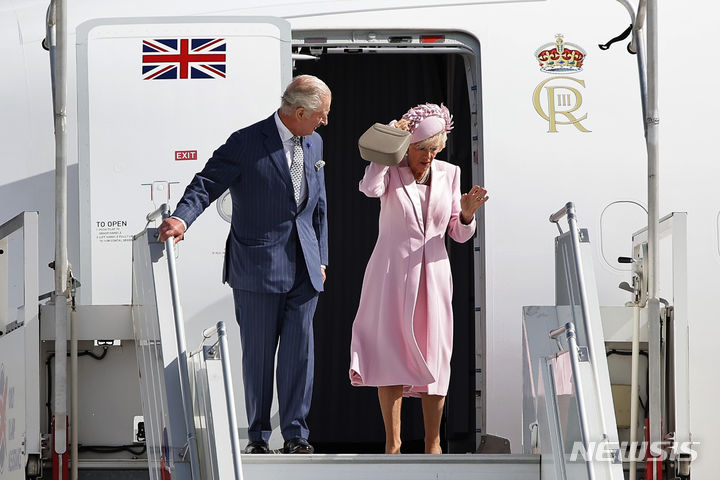 [파리=AP/뉴시스] 찰스 3세 영국 국왕과 커밀라 왕비가 20일(현지시간) 프랑스 파리 오를리 공항에 도착하고 있다. 2023.09.22.