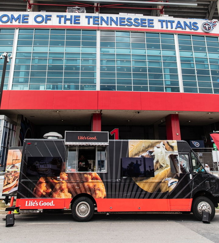 [서울=뉴시스] LG전자가 공식 후원팀 '테네시 타이탄스(Tennessee Titans)'의 NFL 정규시즌 홈 경기 시작일인 이달 17일에 로컬 식당과 협업해 경기장 밖에서 푸드 트럭을 운영했다. (사진=LG전자) 2023.09.20. photo@newsis.com  *재판매 및 DB 금지