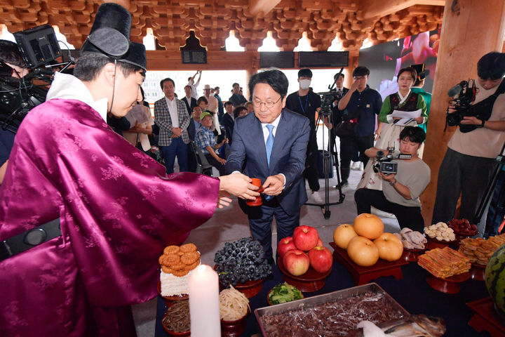 [광주=뉴시스] 강기정 광주시장이 20일 오전 남구 구동에 자리한 광주 대표 누각 '희경루' 중건 기념식에 참석해 고유제를 올리고 있다. (사진 = 광주시 제공) *재판매 및 DB 금지