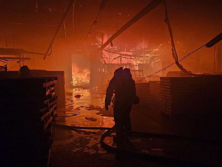 러시아군이 19일(현지 시간) 새벽 우크라이나 서부 리비우에 드론 공격을 퍼부어 구호 물품을 보관하고 있던 창고가 불에 타고 1명이 사망했다. 출처 @SU_57R *재판매 및 DB 금지