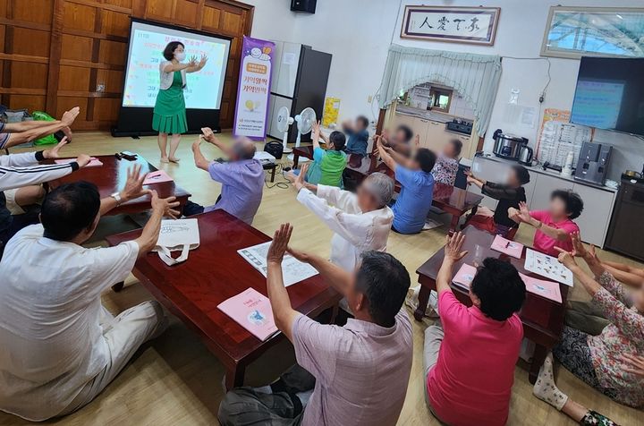 [진천=뉴시스] 치매안심센터 치매예방교실. (사진=진천군 제공) photo@newsis.com *재판매 및 DB 금지