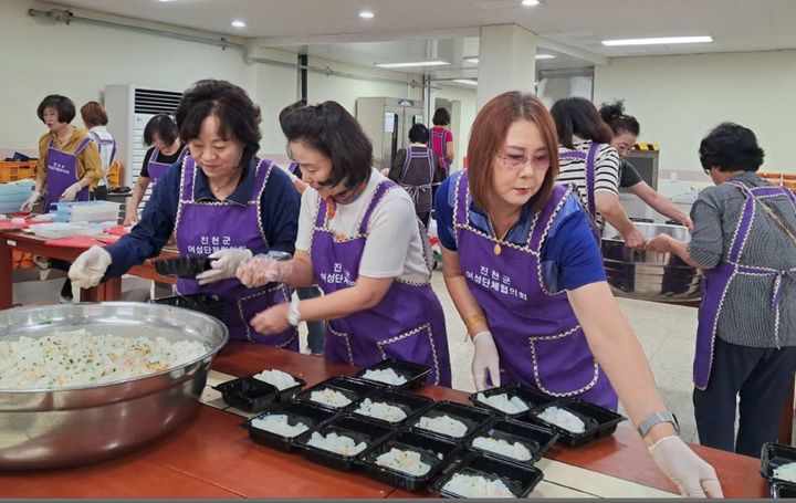 [진천=뉴시스] 진천군여성단체협의회 명절음식 나눔봉사. (사진=진천군 제공) photo@newsis.com *재판매 및 DB 금지