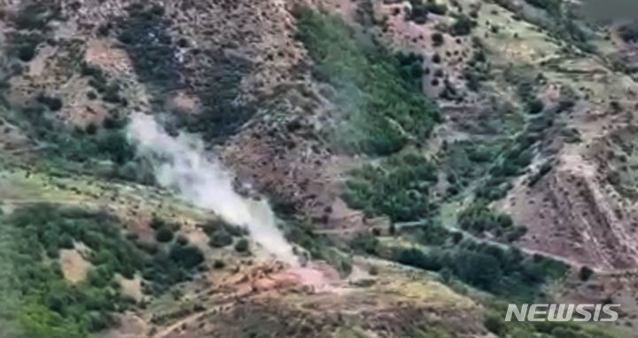 [AP/뉴시스] 9월19일 아제르바이잔 국방부가 공개한 동영상에서 아제르바이잔이 나고르노-카라바흐의 아르메니아군 진지라고 주장하는 곳에서 연기가 피어오르고 있다. 2023.10.05 *재판매 및 DB 금지