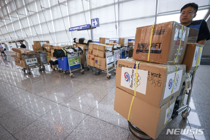 [인천공항=뉴시스] 정병혁 기자 = 20일 인천국제공항 1터미널 출국장에 2022 항저우 아시안게임에 출전하는 선수단 본진의 짐이 쌓여 있다. 2023.09.20. jhope@newsis.com