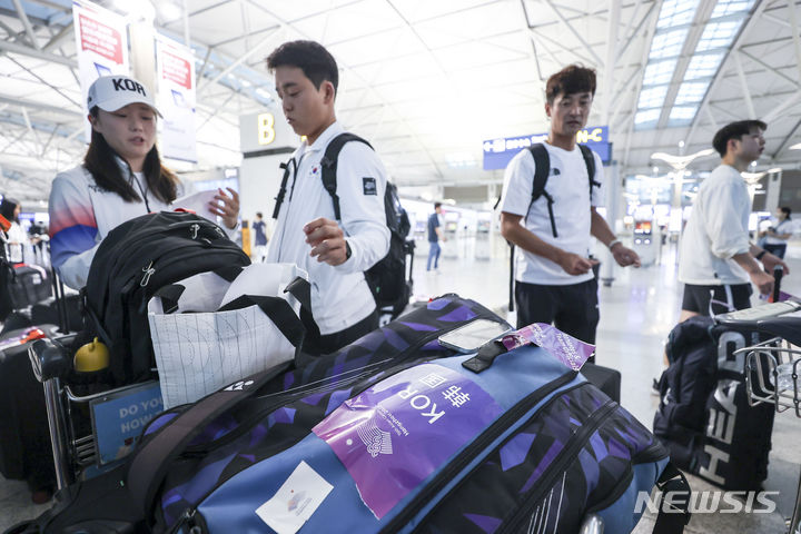 [인천공항=뉴시스] 정병혁 기자 = 20일 인천국제공항 1터미널에서 2022 항저우 아시안게임에 출전하는 선수단이 출국 준비를 하고 있다. 2023.09.20. jhope@newsis.com