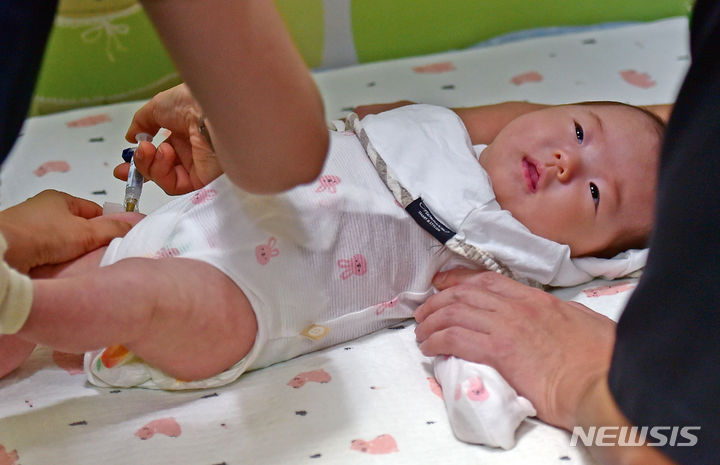 [대구=뉴시스] 이무열 기자 = 독감 무료 예방접종이 시작된 20일 대구 서구 가족보건의원에서 한 아이가 독감 예방접종을 받고 있다. 2023.09.20. lmy@newsis.com