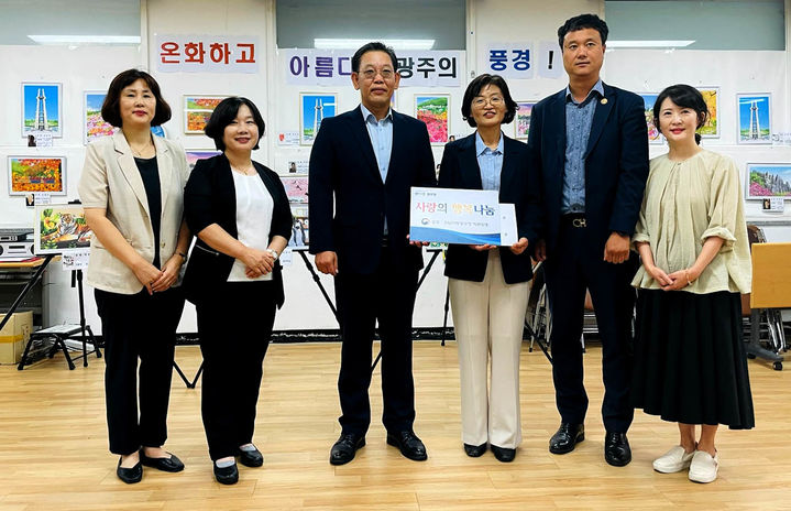 [광주=뉴시스] 변재훈 기자 = 광주전남병무청은 20일 추석 명절을 앞두고 광주 남구 방림2동 행정복지센터를 찾아 위문금을 전했다. (사진=광주전남병무청 제공) 2023.09.20. photo@newsis.com *재판매 및 DB 금지