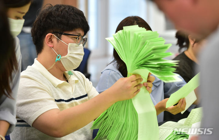 [대구=뉴시스] 이무열 기자 = 20일 대구시선거관리위원회 대회의실에서 관계자들이 제22대 국회의원선거 대비 개표 실습을 하고 있다. 2023.09.20. lmy@newsis.com