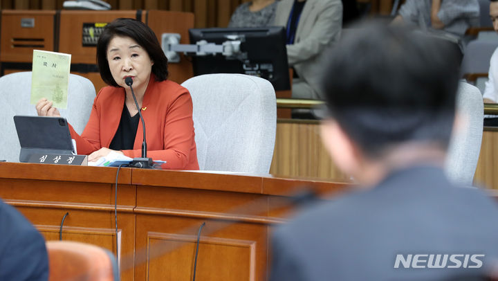 [서울=뉴시스] 이영환 기자 = 심상정 정의당 의원이 20일 오후 서울 여의도 국회에서 열린 이균용 대법원장 후보자 인사청문회에서 이 후보자에게 질문을 하고 있다. 2023.09.20. 20hwan@newsis.com