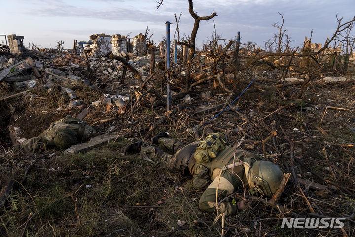 [안드리우카=AP/뉴시스]우크라이나군이 대반격전을 시작한 이래 처음으로 기갑부대로 러시아군 방어선을 돌파했다. 사진은 도네츠크 지역 안드리우카 인근에서 숨진 채 엎드려 있는 러시아군 병사 모습. 2023.9.22.