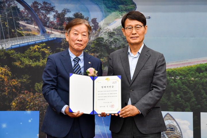 박남서 영주시장이 초대 영주적십자병원장을 역임한 윤여승(왼쪽) 교수에게 '영주시 명예시민증'을 전달하고 있다. (사진=영주시 제공) *재판매 및 DB 금지